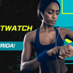 Mulher praticando esporte e usando um smartwatch