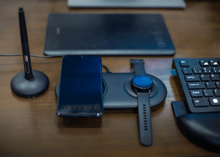 Mesa exposto um celular e Smartwatch