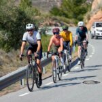 Andar de bicicleta com amigos