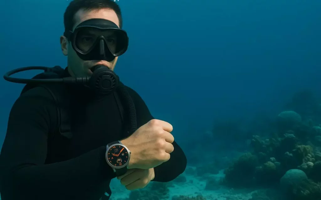 10 Melhores Smartwatches à Prova d'Água em 2025 - Homem com roupa de mergulho no fundo do mar exibindo seu smartwatch