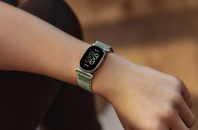 Google Fitbit Edge, rastreador com tela AMOLED e caixa de alumínio, visto de frente