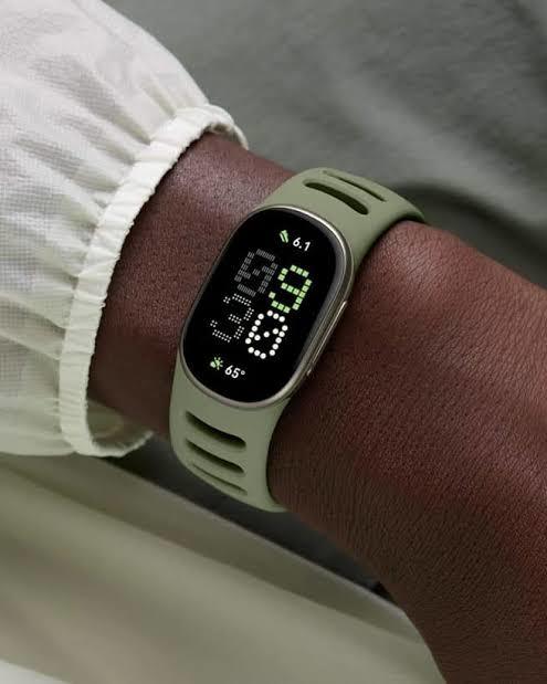 Fitbit Edge no pulso com pulseira esportiva, mostrando dados de treino na tela
