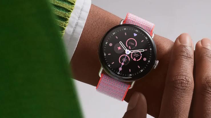 Pixel Watch 2 com pulseira, um dos modelos LTE que perdem o Safety Signal