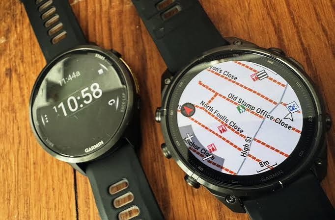 Garmin Fenix 9 Pro no pulso exibindo mapa e dados de GPS durante atividade