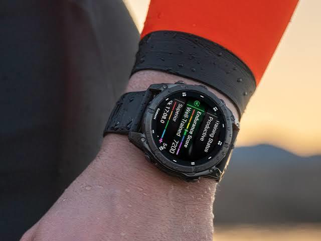 Garmin Fenix 8 com tela AMOLED no pulso exibindo o mostrador com brilho alto